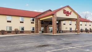 A Red Roof Inn with a brick facade, a covered entrance, and a parking lot. - Red Roof Inn Auburn (Auburn)