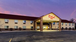 A Red Roof Inn with a two-story building, a covered entrance, and a parking lot. - Red Roof Inn Auburn (Auburn)