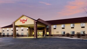 A Red Roof Inn with a covered entrance, multiple windows, and a parking lot. - Red Roof Inn Auburn (Auburn)