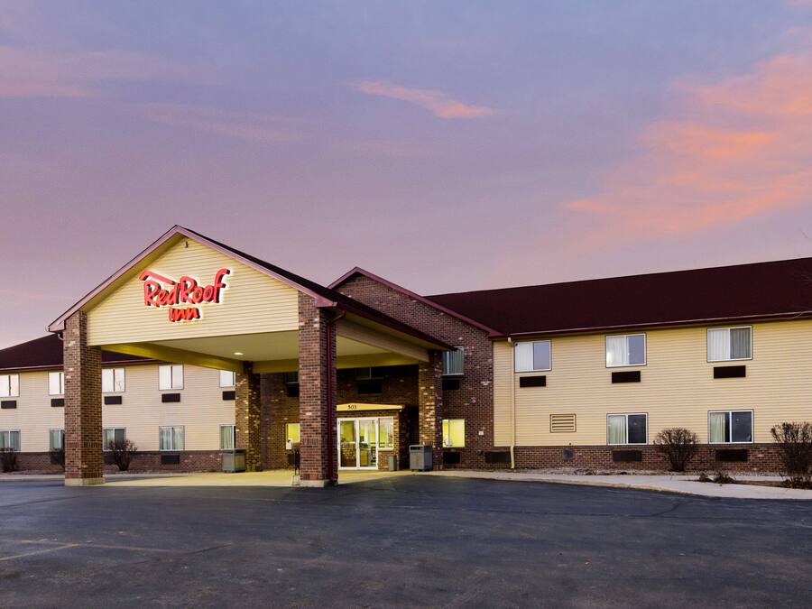 A Red Roof Inn with a covered entrance, multiple windows, and a parking lot.