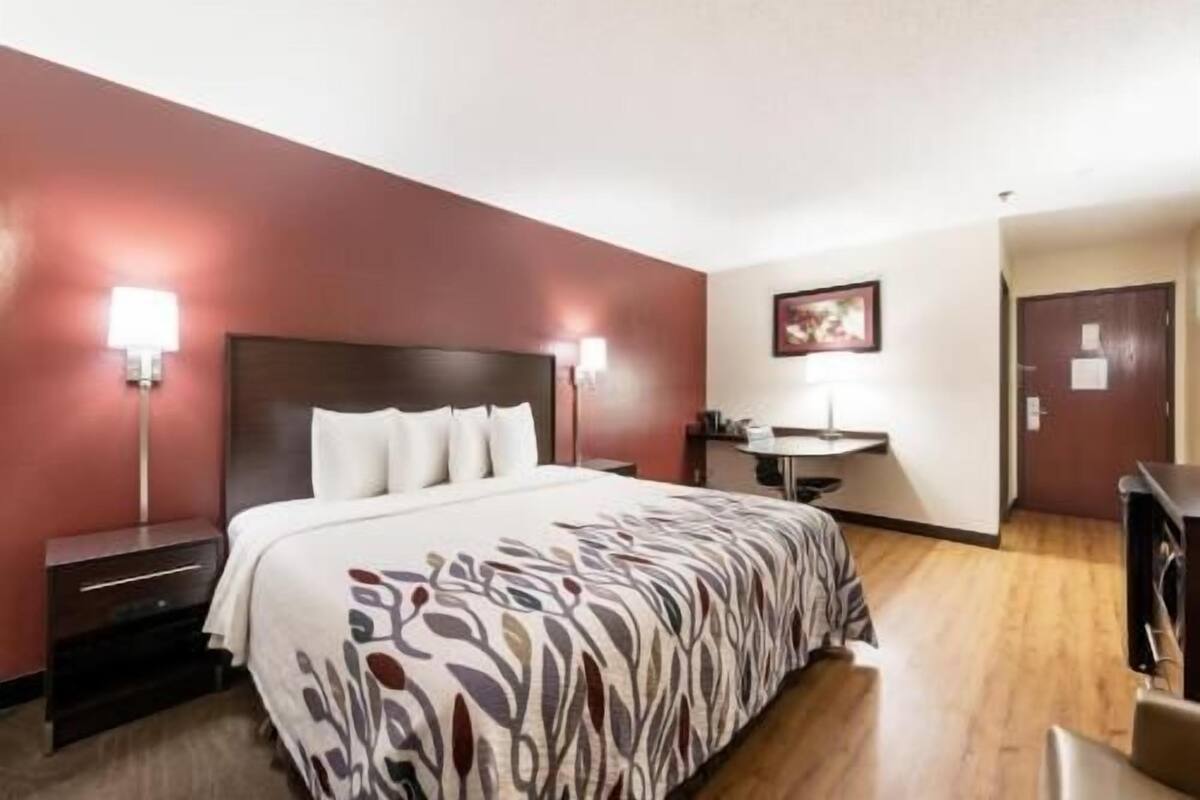 Desk, free cribs/infant beds, rollaway beds, free WiFi