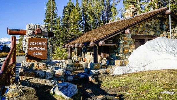 Un bâtiment rustique en pierre sur lequel est apposée une plaque indiquant : « Parc national de Yosemite ».
