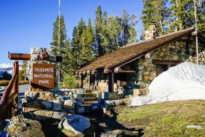 Property grounds - The Monarch Inn (Mariposa)