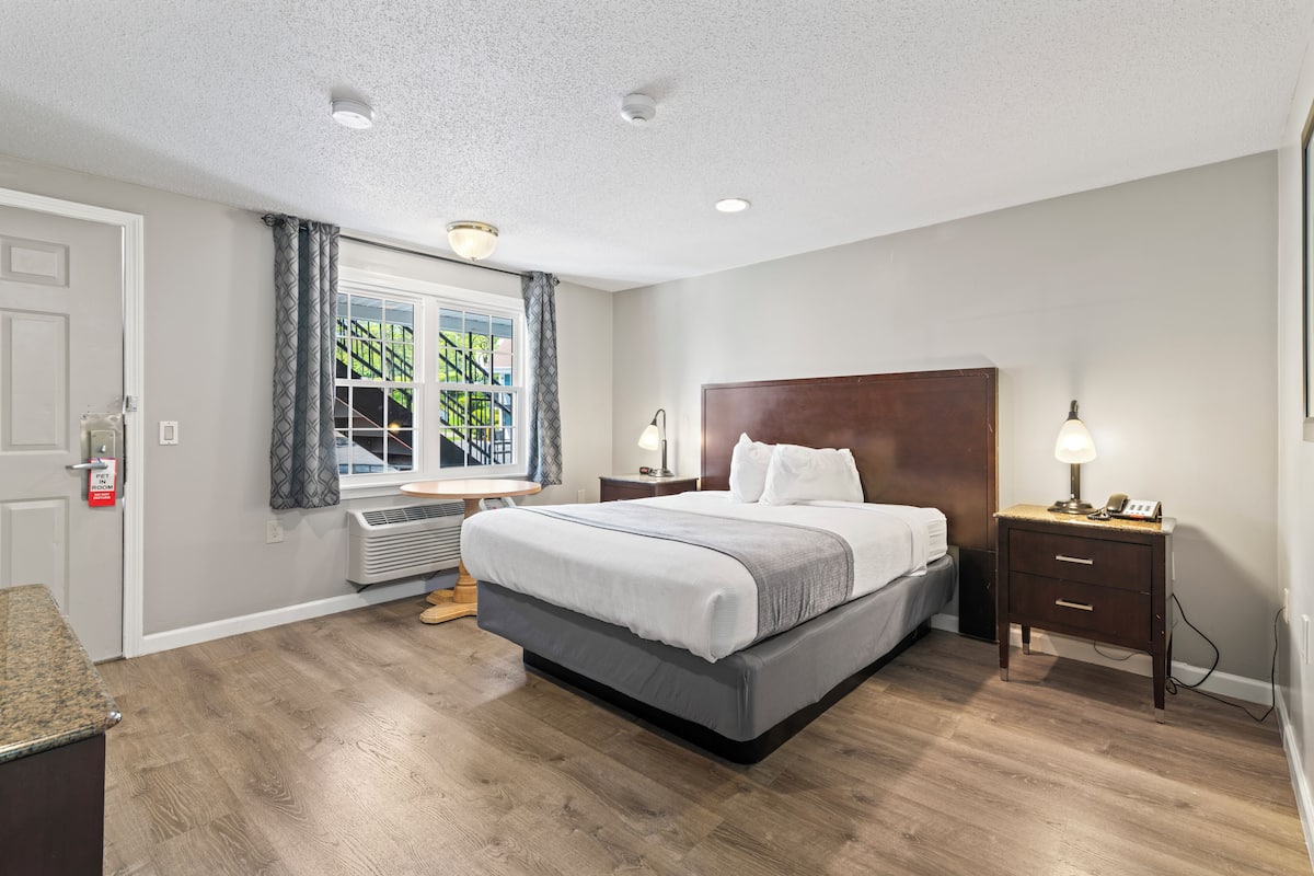 Basic Room, 1 Queen Bed, Accessible
