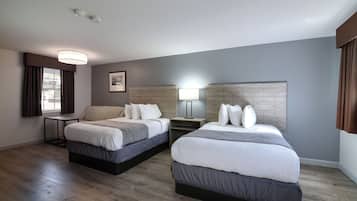 Habitación básica, 2 camas matrimoniales | Decoración personalizada, muebles diferentes y cortinas blackout