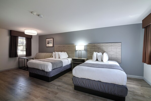 Eenvoudige kamer, 2 tweepersoonsbedden | Individueel gedecoreerd, individueel gemeubileerd