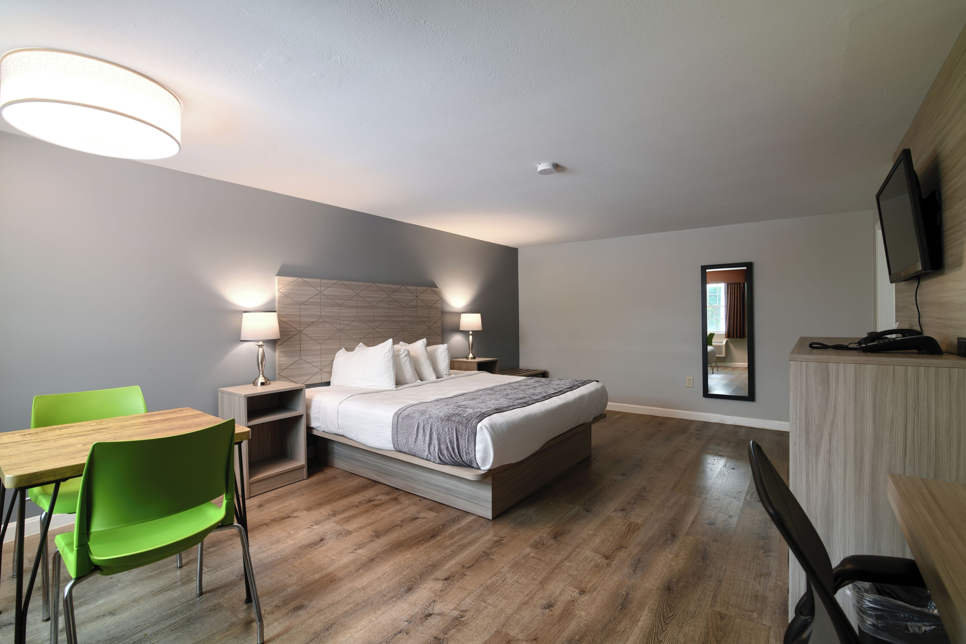 Rom – basic, 1 kingsize-seng | Bad | Kombinert dusj/badekar, toalettartikler (inkludert) og hårføner