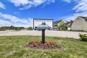 Property entrance - The Northshore Hotel - Boston/Danvers (Danvers)