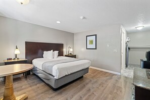 Basic Room, 1 Queen Bed, Accessible | Living area | 32-inch flat-screen TV with cable channels, TV