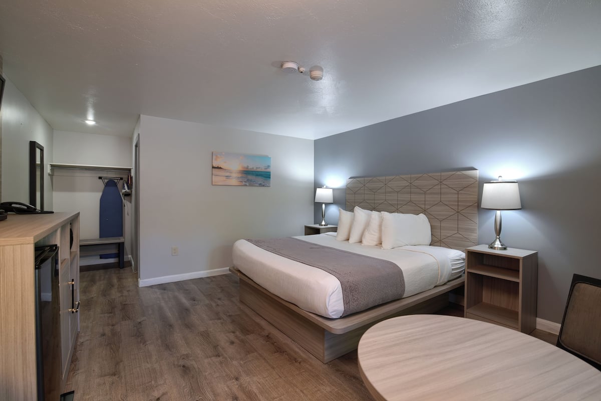 Deluxe Room, 1 King Bed | Individually decorated, individually furnished, blackout curtains