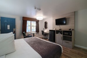 Deluxe Single Room | Individually decorated, individually furnished, blackout drapes - The Northshore Hotel - Boston/Danvers (Danvers)
