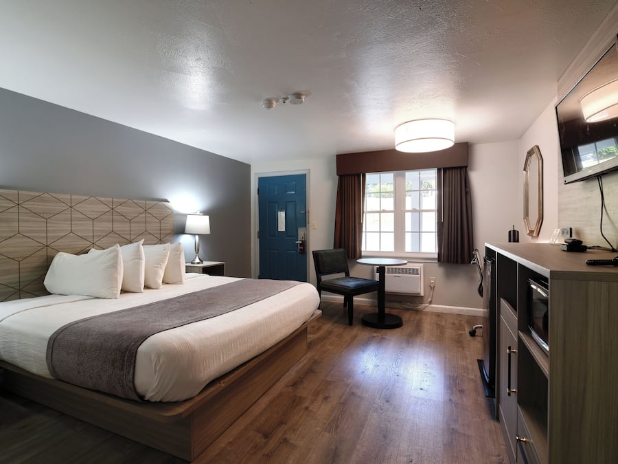 Deluxe Room, 1 King Bed | Individually decorated, individually furnished, blackout curtains