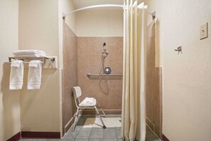 Amenidades de baño gratuitas, secadora de cabello, toallas