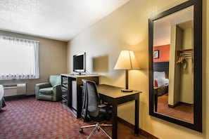 4 bedrooms, premium bedding, minibar, desk