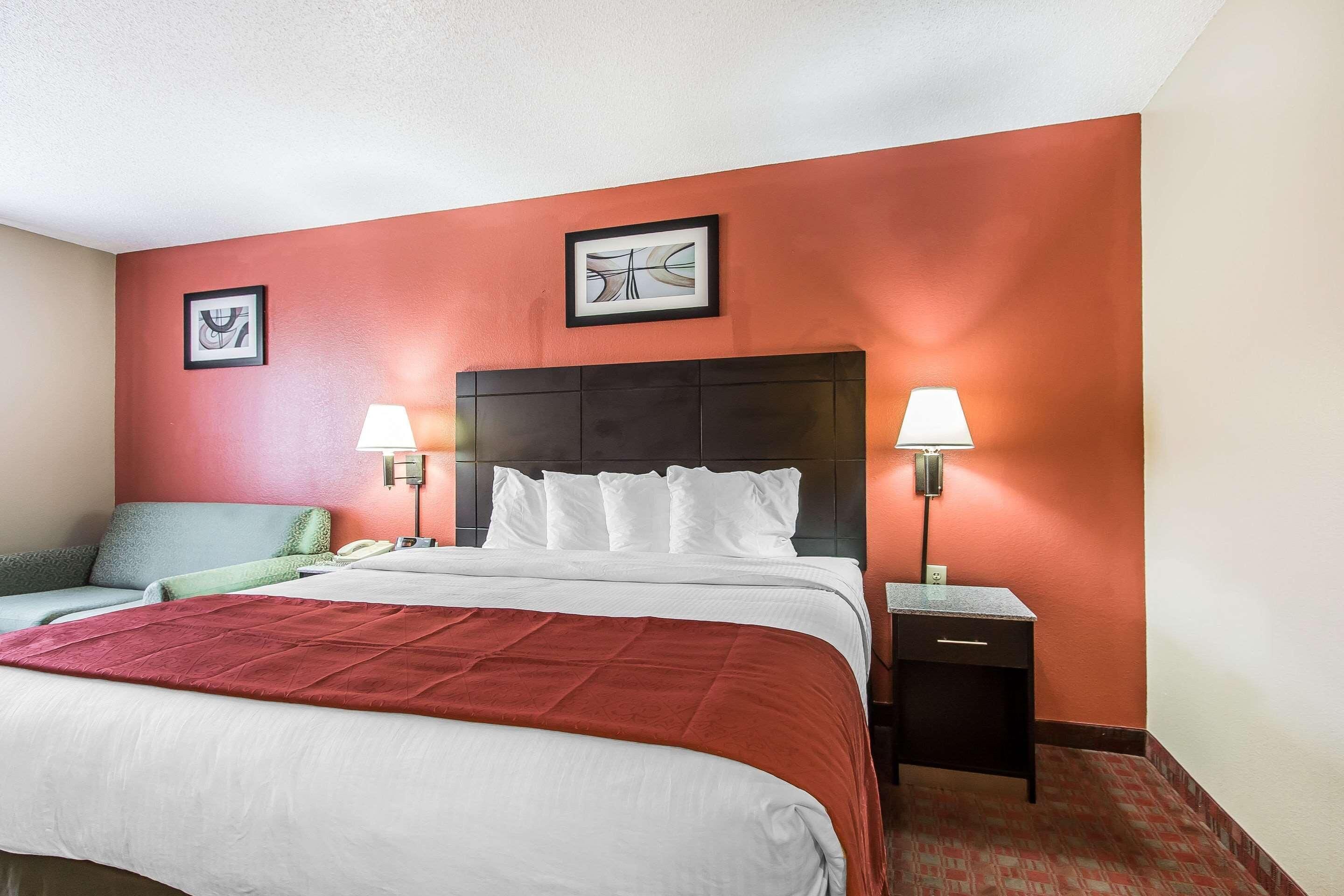 4 bedrooms, premium bedding, minibar, desk