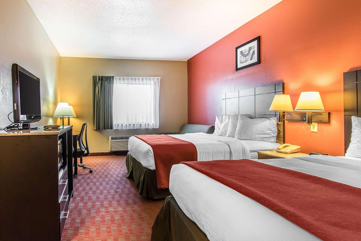 4 bedrooms, premium bedding, minibar, desk