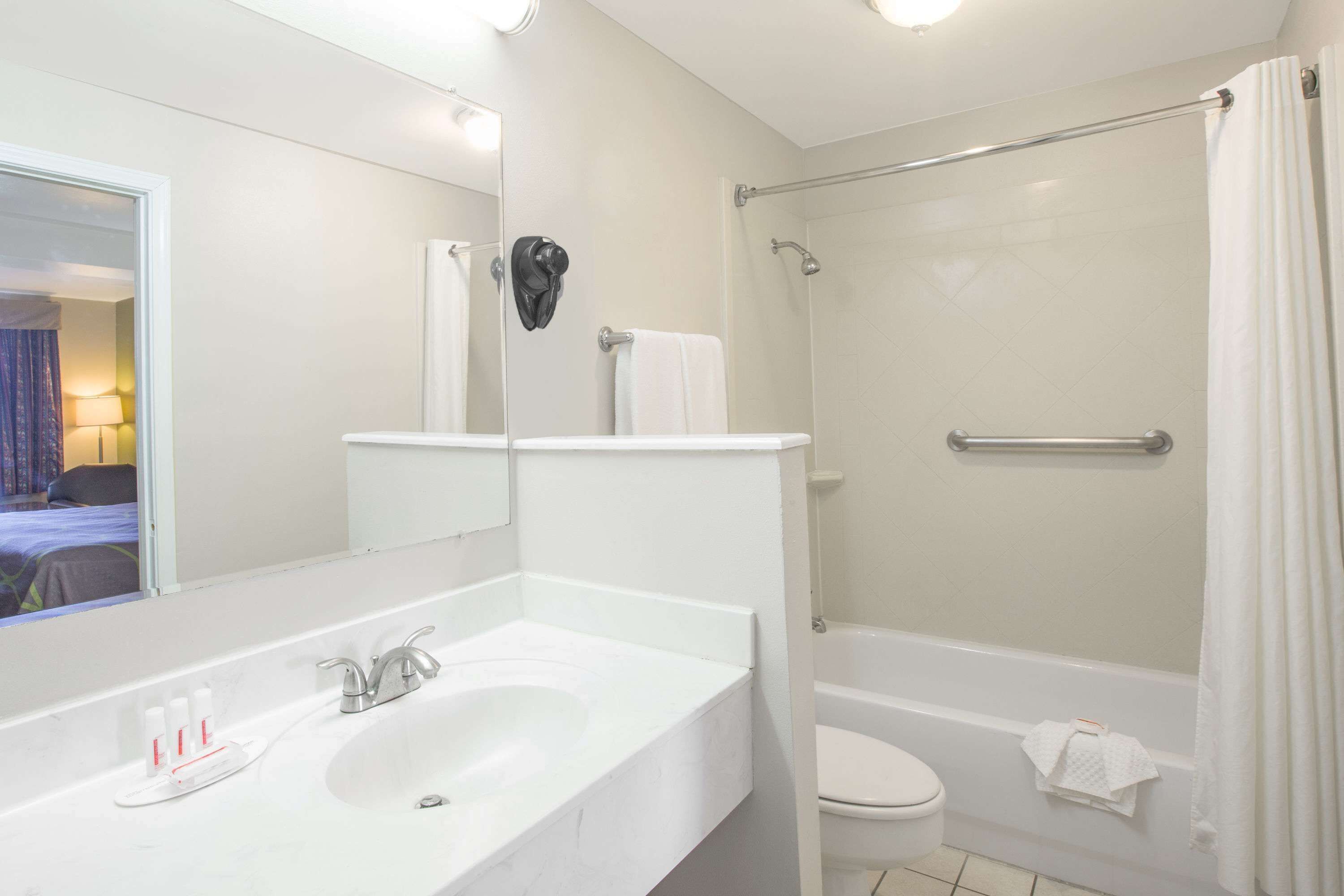 Combined shower/bathtub, free toiletries, hair dryer, towels