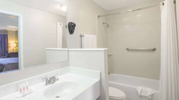 Combined shower/bathtub, free toiletries, hair dryer, towels