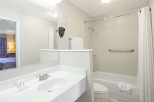 Ducha y bañera combinadas y artículos de higiene personal gratuitos