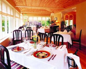 Breakfast, lunch, dinner served; garden views 