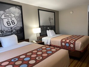 Escritorio, espacio para trabajar con un portátil, cortinas opacas