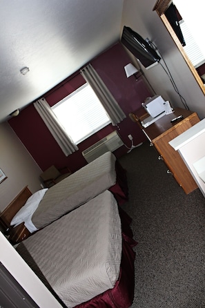Chambre double, 2 grands lits, non-fumeur | Lit avec matelas à plateau-coussin, bureau, rideaux d’obscurcissement