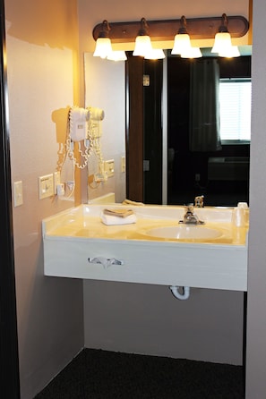 Ensemble baignoire-douche, articles de toilette (gratuits)