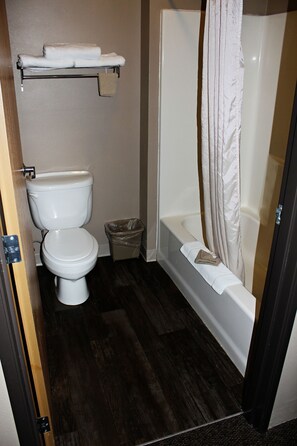 Combined shower/tub, free toiletries, hair dryer, towels - Capri Inn and Suites of Beatrice (Beatrice)