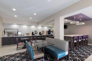 Free daily full breakfast - La Quinta Inn & Suites by Wyndham Snellville-Stone Mountain (Snellville)