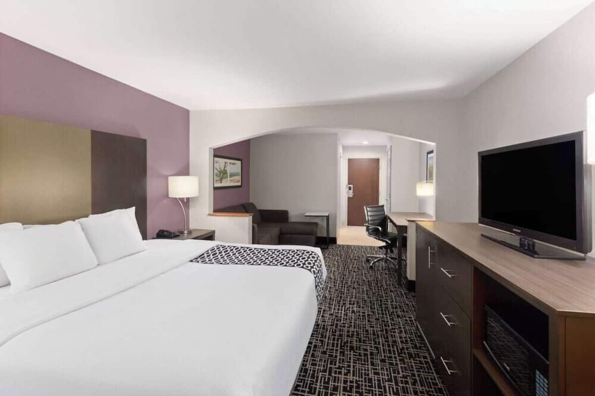 Ropa de cama de alta calidad, escritorio y cortinas blackout