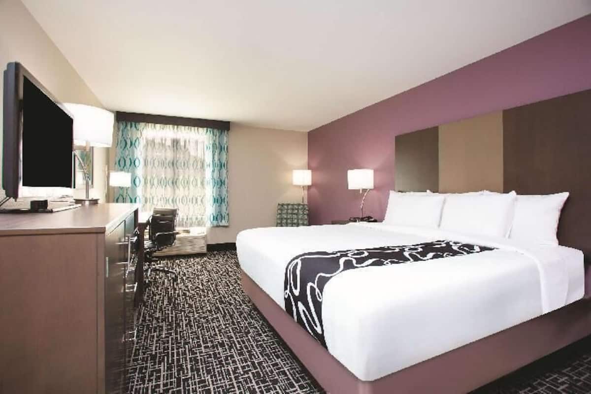 Ropa de cama de alta calidad, escritorio y cortinas blackout
