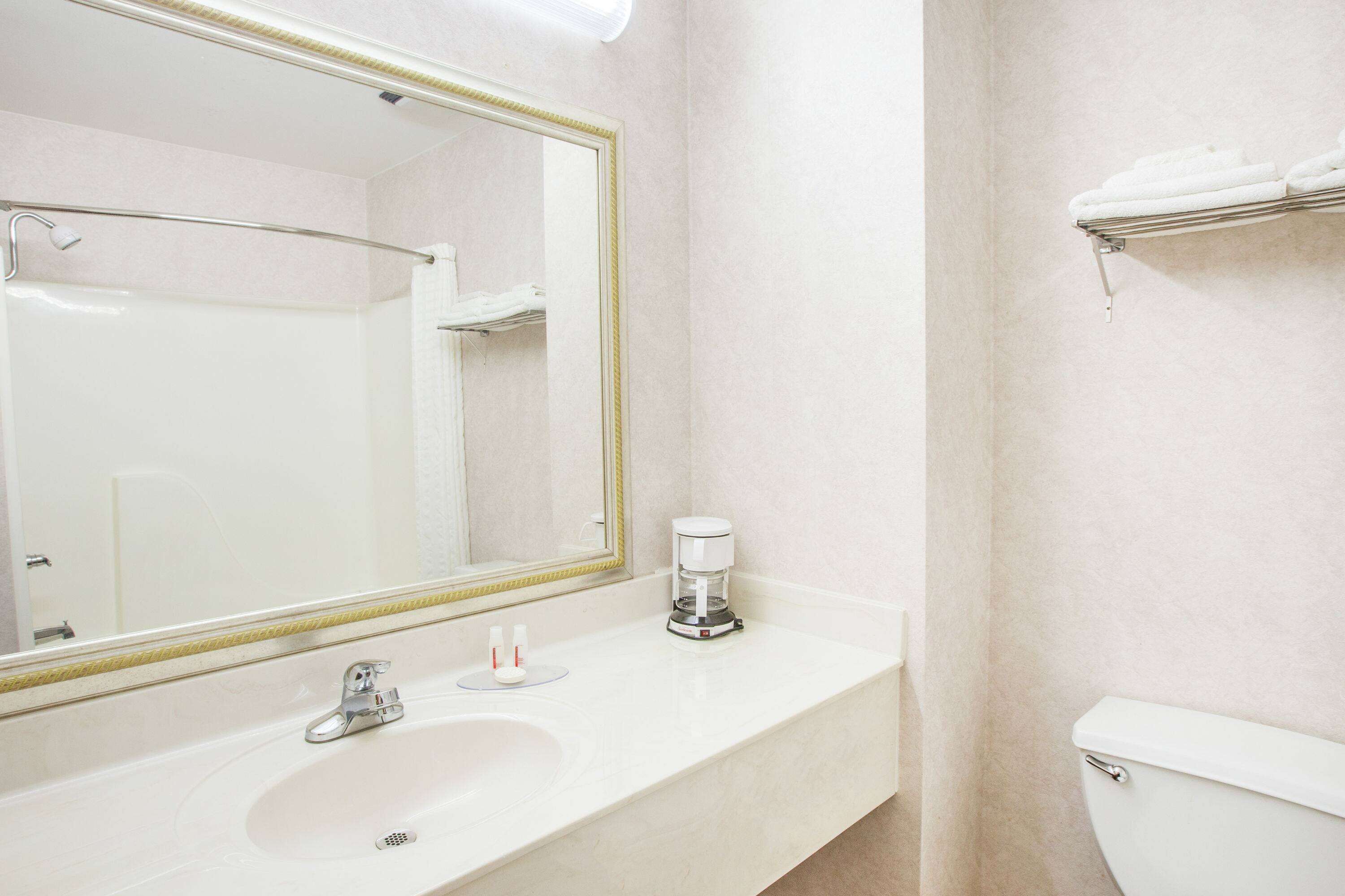 Kostenlose Toilettenartikel, Haartrockner, Handtücher