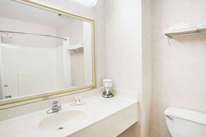 Gratis toiletartikelen, een haardroger, handdoeken