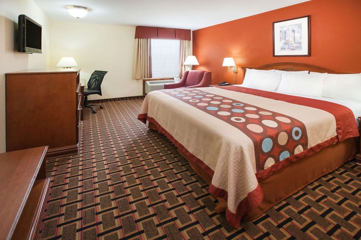 Escritorio, tabla de planchar con plancha, wifi gratis y ropa de cama