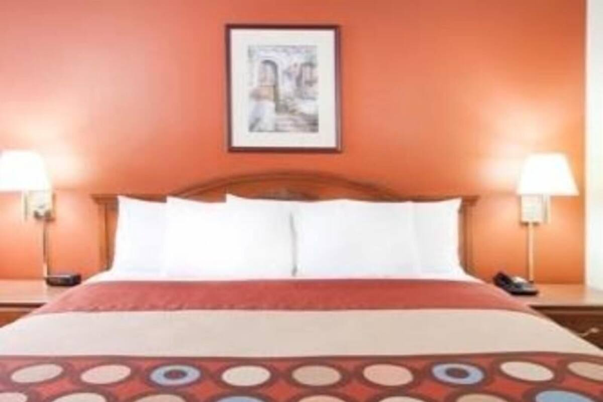 Escritorio, tabla de planchar con plancha, wifi gratis y ropa de cama