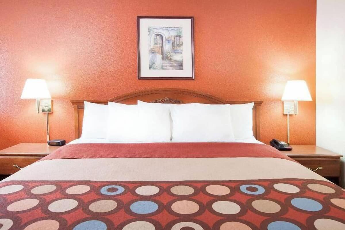 Escritorio, tabla de planchar con plancha, wifi gratis y ropa de cama