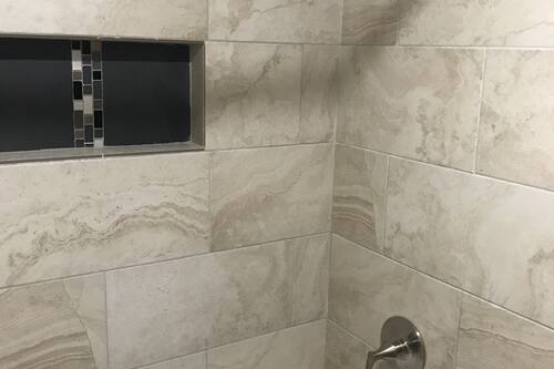 Ensemble douche/baignoire, articles de toilette gratuits, sĂšche-cheveux