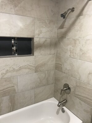 Combined shower/bathtub, free toiletries, hair dryer, towels