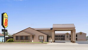 Un motel de type Super 8, avec un bâtiment d’un seul étage, une entrée abritée et un parking.