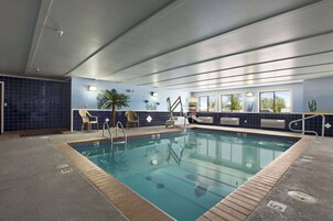 Una piscina cubierta