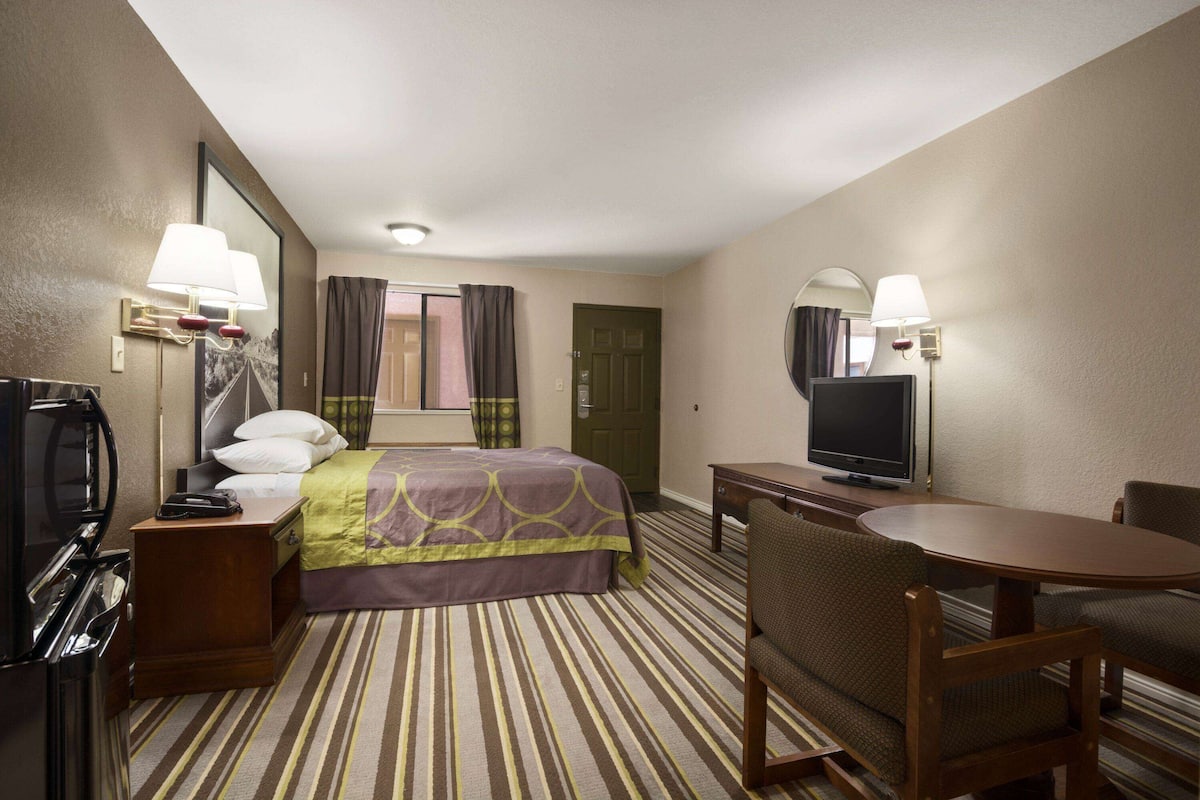 Room, 1 Queen Bed, Non Smoking (Second Floor) | In-room safe, desk, blackout drapes, iron/ironing board