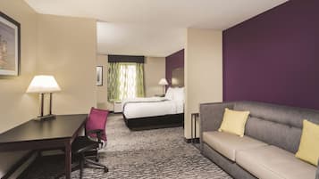 Deluxe Room, 1 King Bed, Non Smoking | Premium bedding, pillowtop beds, desk, blackout drapes