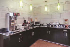 Free buffet breakfast  - La Quinta Inn & Suites by Wyndham Louisville East (Louisville)