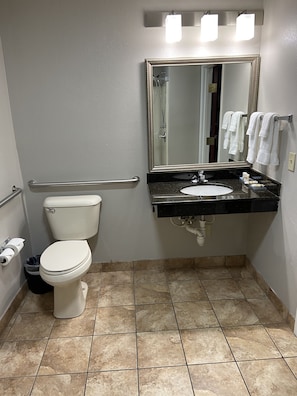 Bathroom - La Quinta Inn & Suites by Wyndham Louisville East (Louisville)