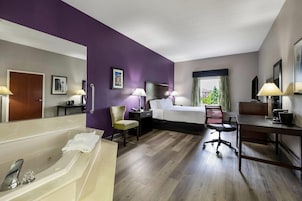 Ropa de cama de alta calidad, colchones con pillow-top y escritorio 