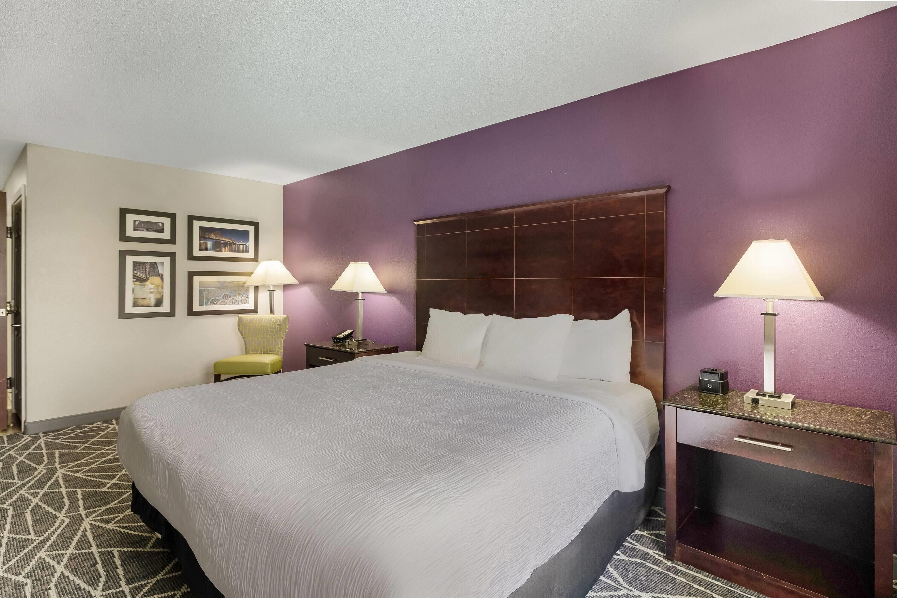 Room, 1 King Bed, Accessible, Non Smoking (Mobility) | Premium bedding, pillowtop beds, desk, blackout drapes