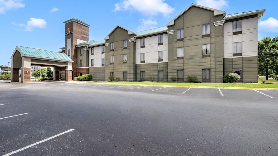 La Quinta Inn & Suites by Wyndham Louisville East