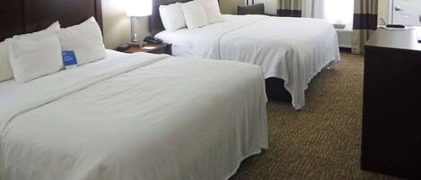 Biancheria da letto di alta qualità, una scrivania, ferro/asse da stiro