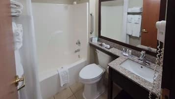 Un baño con bañera, inodoro y lavamanos.