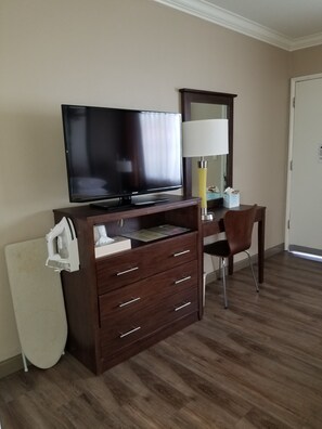 Room, 1 Queen Bed, Accessible, Non Smoking (Mobility) | In-room safe, desk, soundproofing, iron/ironing board